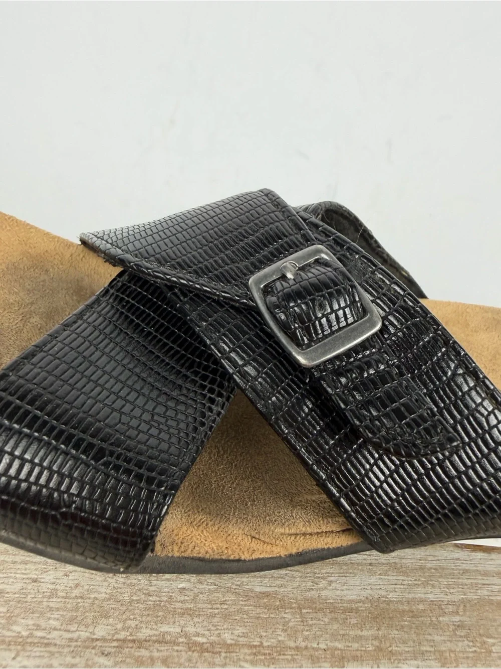Minnetonka black slide sandals textured lizard-embossed crossover strap Sz 8